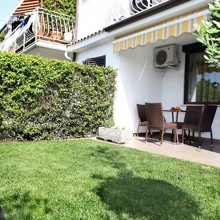 Apartman Bright With Terrace For 5 Pax Dd2 *